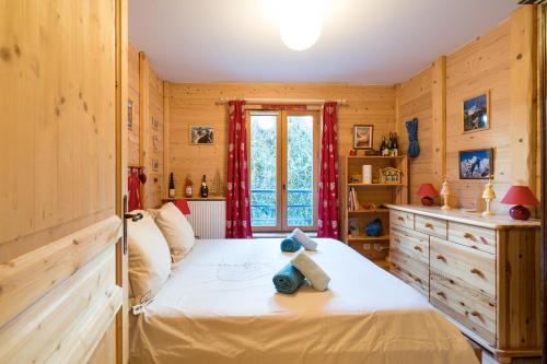sypialnia z łóżkiem i oknem w obiekcie Comme un chalet, appartement à la montagne w mieście Saint-Gervais-les-Bains