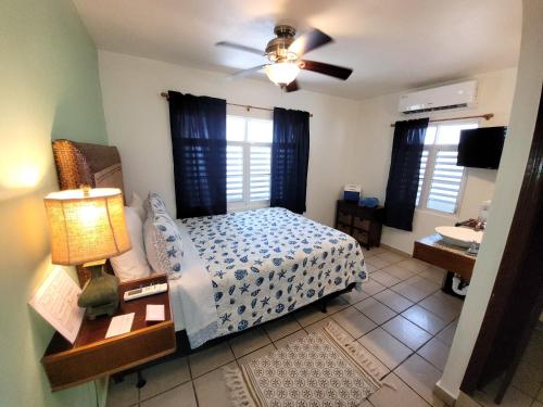 Cama ou camas em um quarto em Villa Coral Guesthouse