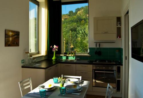 eine Küche mit einem Tisch und einem Fenster in der Unterkunft Agriturismo Il Falco in SantʼElpidio a Mare