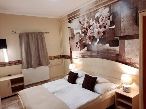 A bed or beds in a room at Kék Lagúna Wellness Apartmanok