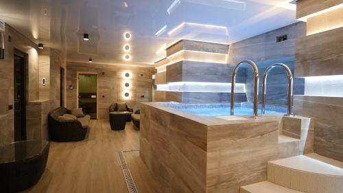 Habitación con baño con bañera de hidromasaje. en Tskaltubo Hotel Prometheus en Tsqaltubo