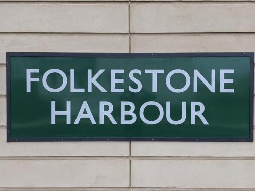 Sijil, anugerah, tanda atau dokumen lain yang dipamerkan di The Ship Inn Folkestone
