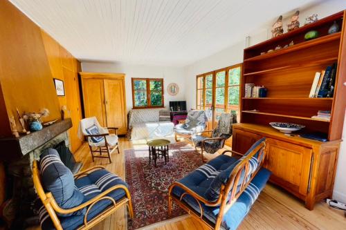 un salon avec des chaises et une cheminée dans l'établissement Family Cottage With Garden In Saint Chaffrey, à Saint-Chaffrey