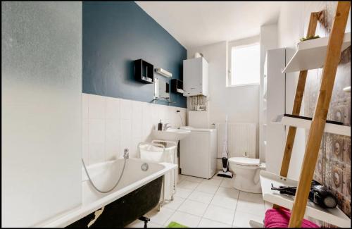 La salle de bains est pourvue d'une baignoire, de toilettes et d'un lavabo. dans l'établissement Apt Chic, 60m2, 2 Chambres, Centre, à Valenciennes