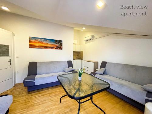 ein Wohnzimmer mit einem Sofa und einem Tisch in der Unterkunft Vacation Rentals Croatia in Split