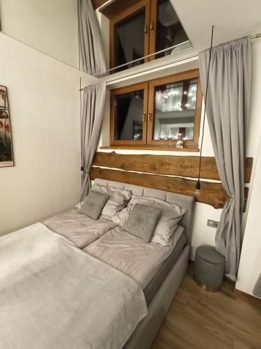 łóżko w pokoju z oknem w obiekcie GÓRNA VIBES w mieście Jugowice