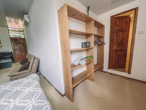 Η κουζίνα ή μικρή κουζίνα στο El Gato Rojas Surf Hostel