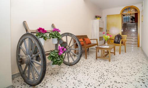 a living room with a wagon with flowers on it at Contaldi House in Nocera Superiore