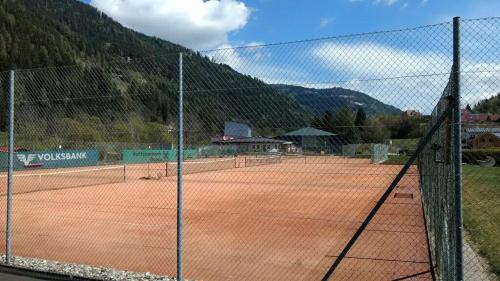 a tennis court with a net on top of it at Wellness Chalet Bell a Mur in Murau