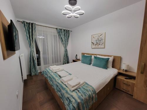 een slaapkamer met een groot bed met blauwe kussens bij Mei blue in Braşov