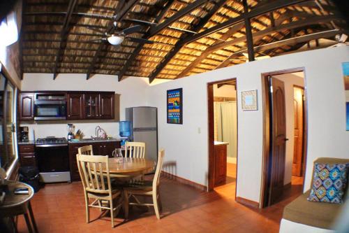 eine Küche und ein Esszimmer mit einem Tisch und Stühlen in der Unterkunft Sukasa Bungalows in Loreto