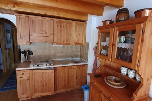 kuchnia z drewnianymi szafkami i zlewem w obiekcie Residenza Sofia - Ponte di Legno fraz. Pezzo w mieście Ponte di Legno