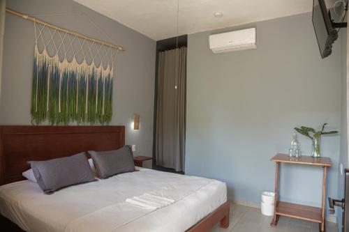 Tempat tidur dalam kamar di Hotel Makaabá Eco-Boutique