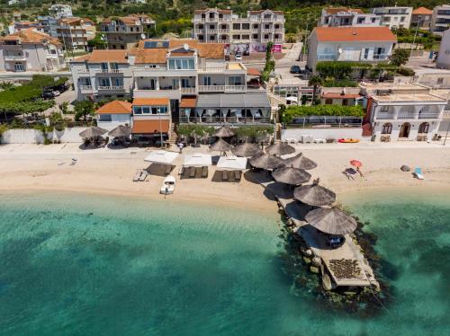 - une vue aérienne sur une plage avec des parasols et l'océan dans l'établissement Villa Mario, à Podstrana