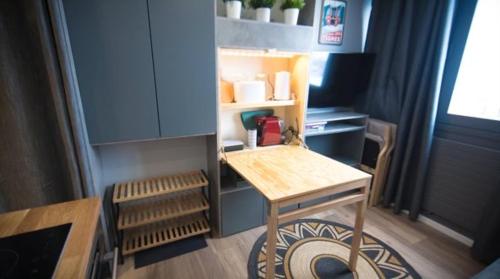 Cette petite chambre comprend une table et un bureau. dans l'établissement Cosy - Appartement 2 personnes - Tignes le Lac - 415 - Le Palafour, à Tignes