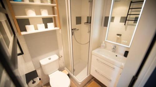 uma casa de banho com um chuveiro, um WC e um lavatório. em Cosy - Appartement 2 personnes - Tignes le Lac - 415 - Le Palafour em Tignes