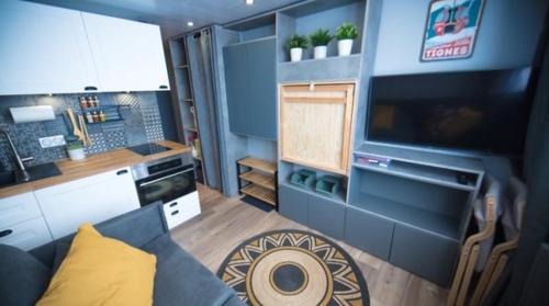 un salon avec un canapé et une cuisine dans l'établissement Cosy - Appartement 2 personnes - Tignes le Lac - 415 - Le Palafour, à Tignes