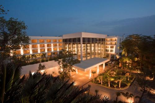 een uitzicht op een gebouw 's nachts bij Radisson Blu Plaza Hotel Hyderabad Banjara Hills in Hyderabad