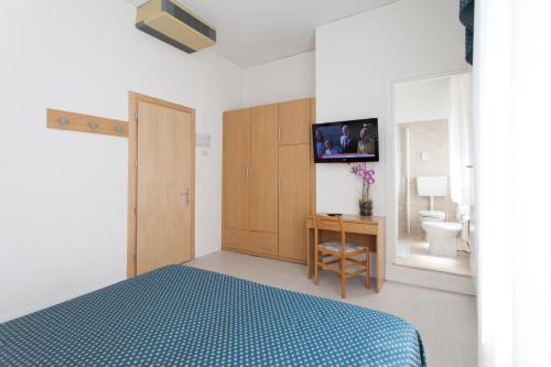 Ένα ή περισσότερα κρεβάτια σε δωμάτιο στο Hotel Marina