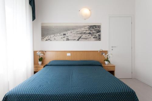 Ένα ή περισσότερα κρεβάτια σε δωμάτιο στο Hotel Marina