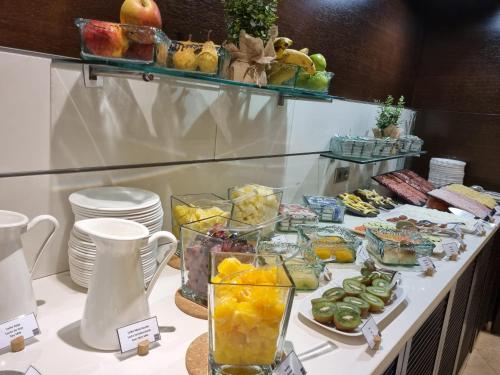 Un buffet con frutas y verduras en una mesa. en Zenit Lisboa, en Lisboa
