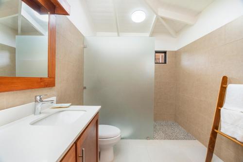 a bathroom with a sink and a toilet at Cafe Playa Negra Hotel in Playa Negra