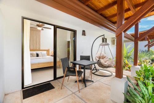 Postel nebo postele na pokoji v ubytování Cafe Playa Negra Hotel
