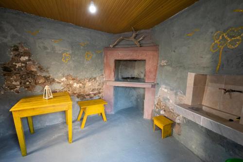 StoneVillaMouzaki Luxury Mansion في موزاكيون: غرفة مع طاولة خشبية وموقد