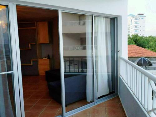 Ein Balkon oder eine Terrasse in der Unterkunft Modern, Welcoming Studio, Ocean View in Juan Dolio