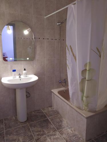 Bilik mandi di Casa Érika Tarajalejo C