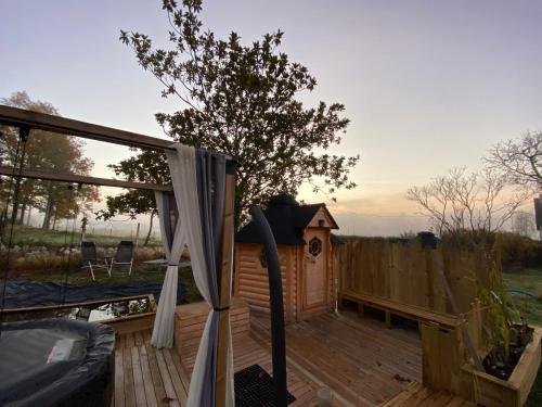 une terrasse avec une cabane pour les oiseaux et une clôture dans l'établissement Chez Flo et Marc, à Chouzy-sur-Cisse