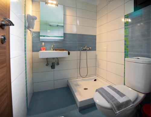 een badkamer met een toilet, een wastafel en een douche bij Livari Studios in Vourvourou