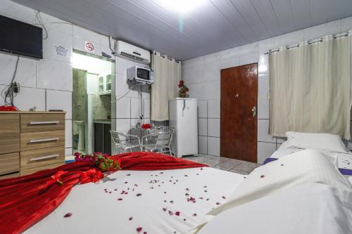 ein Schlafzimmer mit einem Bett mit Blumen darauf in der Unterkunft Casa da Tereza in Fernando de Noronha