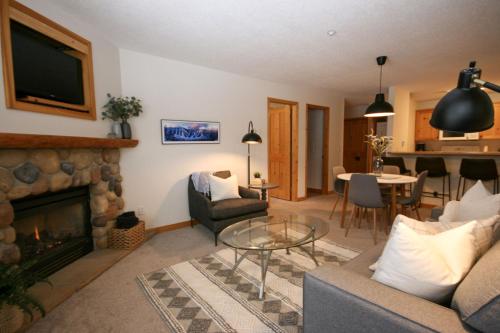 CRYSTAL FOREST 2BR Ski In Ski Out with PRIVATE Hot Tub