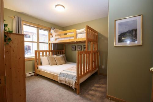 Gallery image of CRYSTAL FOREST 2BR Ski In Ski Out with PRIVATE Hot Tub in Sun Peaks