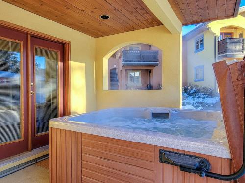 Foto da galeria de CRYSTAL FOREST 2BR Ski In Ski Out with PRIVATE Hot Tub em Sun Peaks