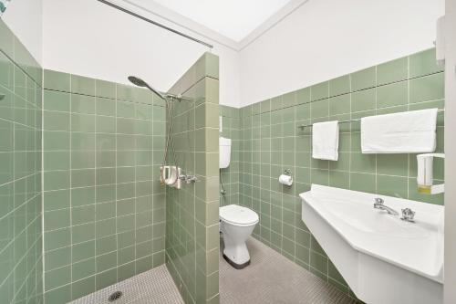 a bathroom with a sink and a toilet at Central Wangaratta Motel in Wangaratta