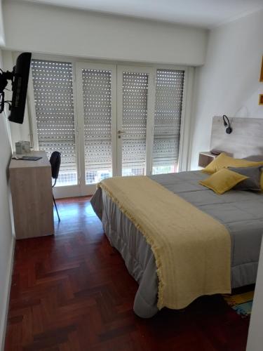 เตียงในห้องที่ 2 ambientes en Playa Grande Matheu y Alem