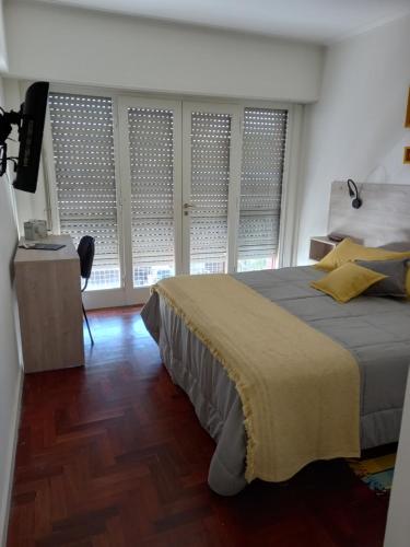 Ένα ή περισσότερα κρεβάτια σε δωμάτιο στο 2 ambientes en Playa Grande Matheu y Alem, solo familias y parejas