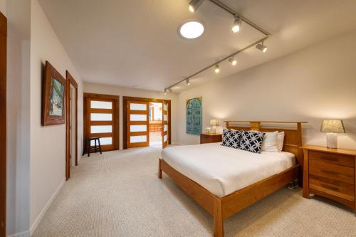 Lova arba lovos apgyvendinimo įstaigoje Forest Ridge - Private Pool, Hot Tub, Yoga Room and Sauna