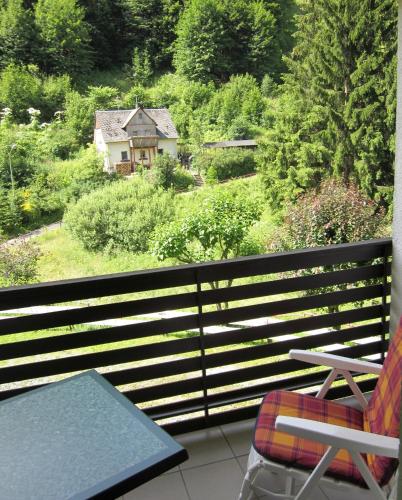 a balcony with a table and chairs and a house at Gasthof Rodachtal mit Gästehaus Katharina in Schwarzenbach am Wald
