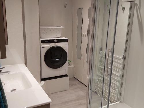 a bathroom with a washing machine and a sink at Gîte Gérardmer, 3 pièces, 4 personnes - FR-1-589-393 in Gérardmer