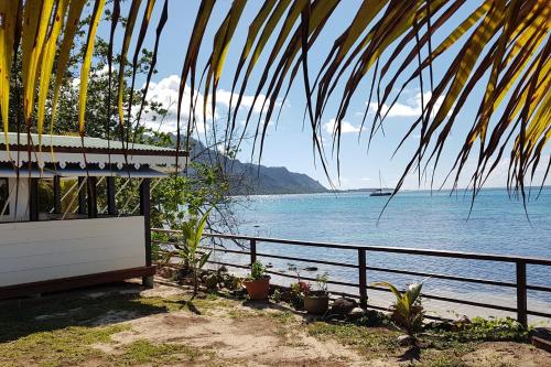 a view of the ocean from a house with a bench at Villa Iris in Pihaena