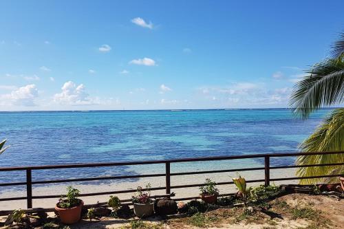 a view of the ocean from the beach at Villa Iris in Pihaena