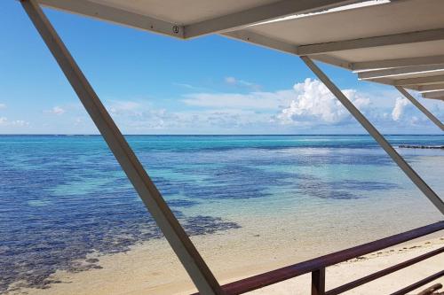 a view of the ocean from a boat at Villa Iris in Pihaena
