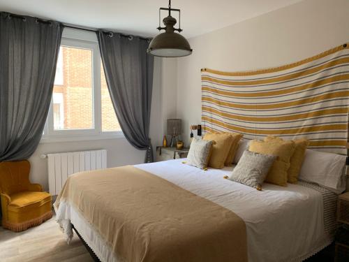 een slaapkamer met een groot bed met een gestreept hoofdeinde bij Iregua Playa in Laredo