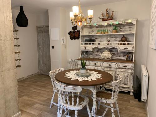 een eetkamer met een tafel en stoelen bij Iregua Playa in Laredo