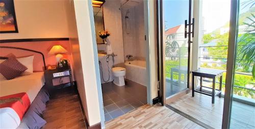 um quarto com casa de banho com banheira e WC em D2 lamoon resotel em Phuket