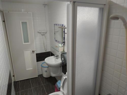 車城鄉的住宿－海悅灣，浴室配有白色卫生间和盥洗盆。
