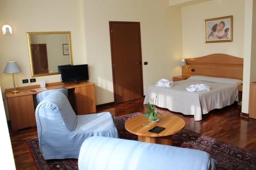 a hotel room with a bed and a table at Hotel Il Duca d'Este in Ferrara